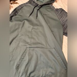 Nike men’s drift hoodie. Has a tear on the pocket. What you see is what you get.